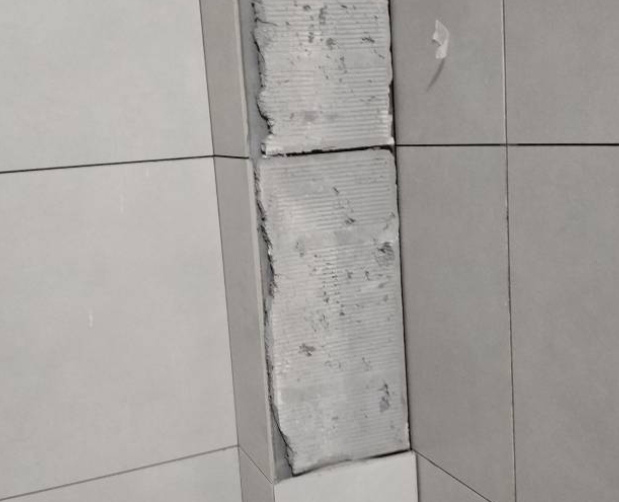 广安市瓷砖空鼓维修公司分享下瓷砖施工前基层浇水润湿程度不足，可能导致以下问题